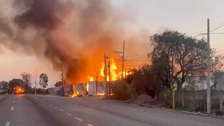 La madrugada de este martes 11 de junio, se registró un voraz incendio en una bodega de tarimas ubicada a un costado de la autopista federal México-Querétaro, en la altura de la comunidad Palma de Romero, en San Juan del Río.