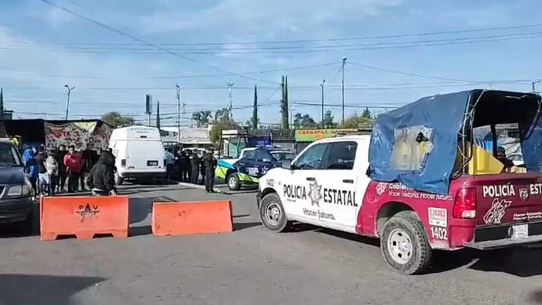 Un grupo de hombres habrían incendiado el vehículo con una persona en el interior quien perdió la vida, en el estacionamiento del Mercado Hidalgo en Puebla.