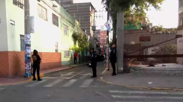 En la colonia Pensil, de la alcaldía Miguel Hidalgo, en la CDMX, se registró movilización policiaca tras una balacera que dejó a un hombre herido, que fue trasladado a un hospital