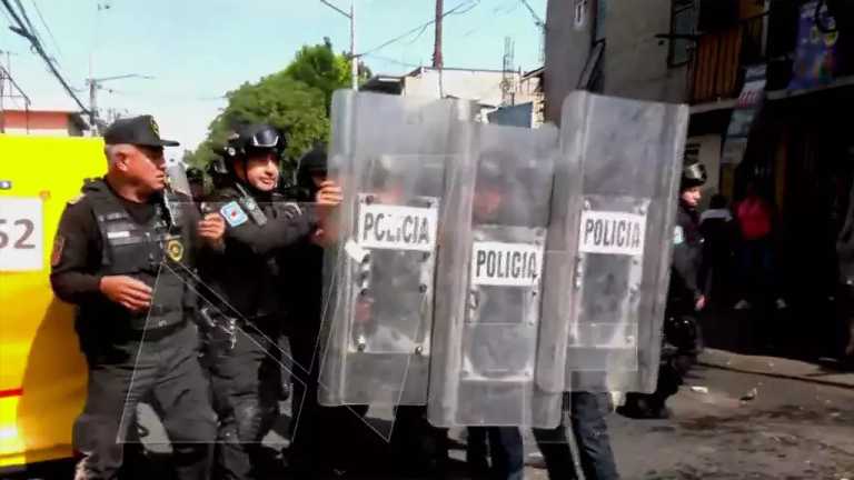 Vecinos de la colonia Leyes de Reforma, en la alcaldía Iztapalapa, arrojaron piedras a los policías después de la presunta riña en donde murió un hombre