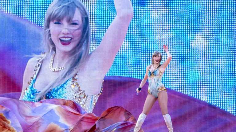 Taylor Swift vivió un bochornoso momento al tener que limpiarse los mocos con la mano en pleno concierto, debido a las bajas temperaturas en Edimburgo