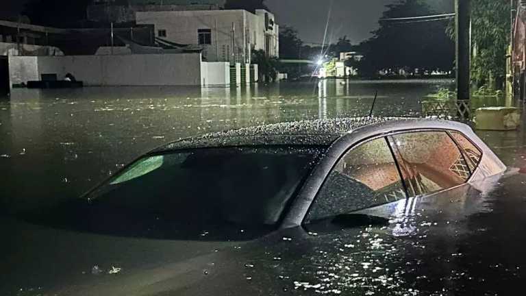 Se registraron fuertes lluvias en Chetumal, Quintana Roo, dejando inundaciones en diversas calles, incluso el agua cubrió parcialmente algunos vehículos