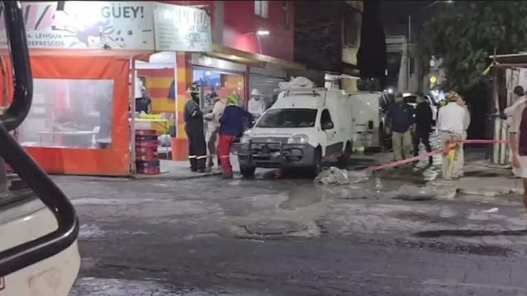 Pemex limpió el drenaje de donde salía olor a combustible, pero vecinos de la alcaldía Gustavo A. Madero afirman que la situación sigue debido a las tomas clandestinas para el robo de turbosina