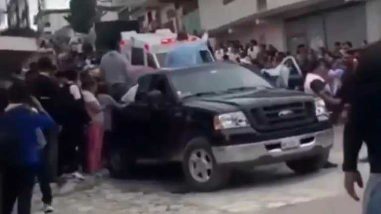 Una camioneta de la caravana de un cortejo fúnebre se quedó sin frenos y lesionó a 13 personas en Tepeaca, Puebla; entre ellos un menor de edad.