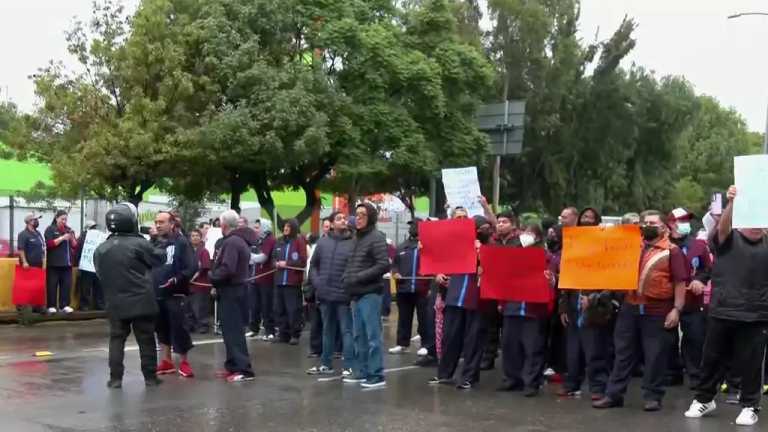 Trabajadores de limpia protestan en Carriles centrales y laterales en Circuito Interior, alcaldía Miguel Hidalgo. Exigen pagos atrasados