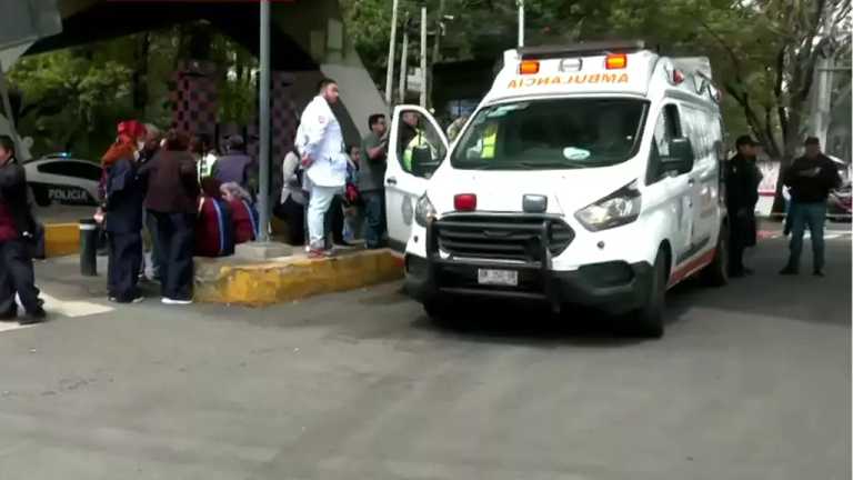 Un conductor intentó pasar por un bloqueo en Avenida Las Granjas, alcaldía Azcapotzalco, al acelerar jaló una soga y a su vez tiró a seis manifestantes. El responsable escapó