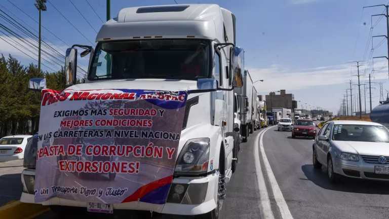 La organización Transportistas Unidos convocó a un paro nacional para el viernes 28 de junio de 2024 ante la falta de pago de roca basáltica que se utiliza para la construcción del Tren Maya