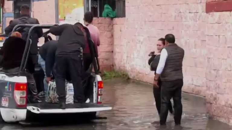 Momento del rescate de tres mujeres, sus niños y sus mascotas que llevaban horas adentro de sus casas inundadas en el fraccionamiento Rancho San Blas, en Cuautitlán Izcalli, Estado de México, por las lluvias torrenciales