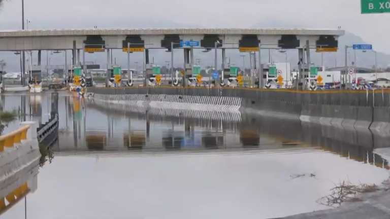 Este martes, 2 de julio de 2024, continúa cerrado el Circuito Exterior Mexiquense, a la altura del kilómetro 55, en el ingreso a la caseta de la avenida Bordo de Xochiaca en Nezahualcóyotl, por inundación