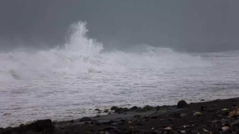 El huracán Beryl se debilitó a categoría 3 en la escala Saffir-Simpson. Se localiza a 80 kilómetros al sur-sureste de Isla Gran Caimán, a 620 kilómetros al este-sureste de Tulum y a 685 kilómetros al este de Punta Herrero, Quintana Roo