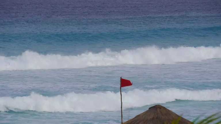 Beryl se debilitó a tormenta tropical. Se encuentra a 105 kilómetros al este sureste de progreso, Yucatán. Lleva vientos sostenidos de 115 kilómetros por hora y avanza a 24 kilómetros por hora