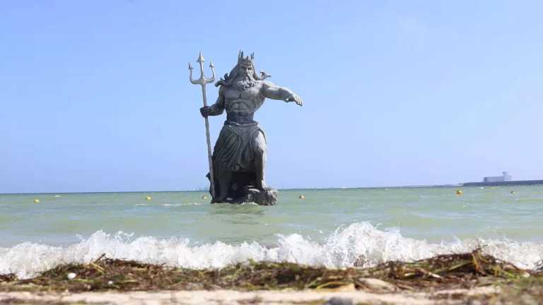 La tormenta tropical Beryl está atravesando el estado de Yucatán. En Puerto Progreso, la estatua de Poseidón enfrenta la fuerza de los vientos, retiran a turistas de la zona