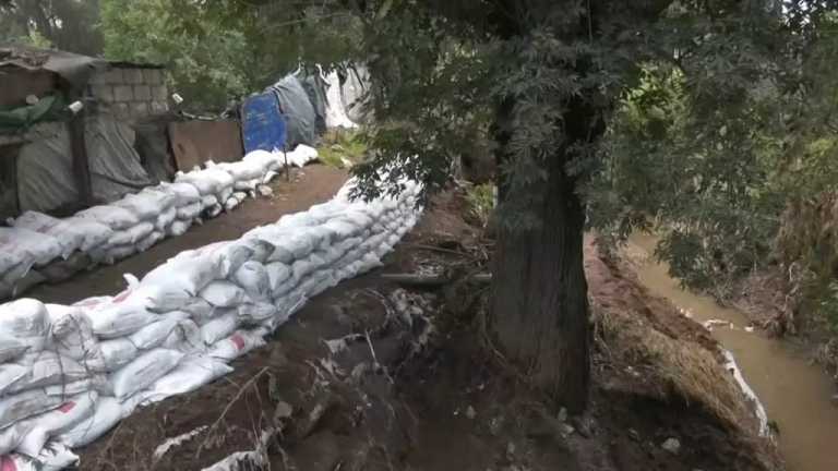 Luego de que el fraccionamiento Pueblo Nuevo, en Chalco, Edomex, se inundó dos veces en una semana, el ayuntamiento reconoció que hay al menos 100 casas que deben desalojarse