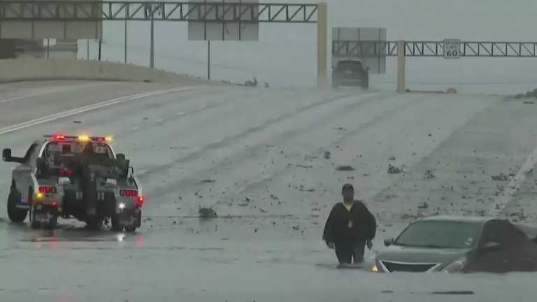 Equipos de emergencia trabajan para liberar automóviles que quedaron varados en la periferia de la ciudad de Houston, en Texas, tras el paso de Beryl, que ya es tormenta tropical