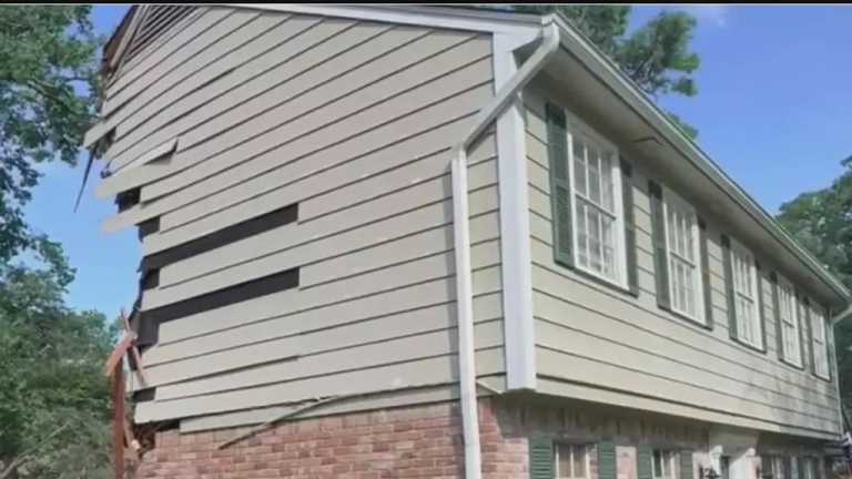 El equipo de N+ captó imágenes de cómo quedó la casa de la única mexicana que murió, aplastada por árboles, durante el paso del huracán Beryl en Texas, Estados Unidos