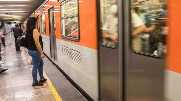 El Sistema del Transporte Colectivo Metro anunció que el servicio está suspendido en la Línea 2 por un posible objeto metálico. No hay trenes de las estaciones Normal a Tasqueña