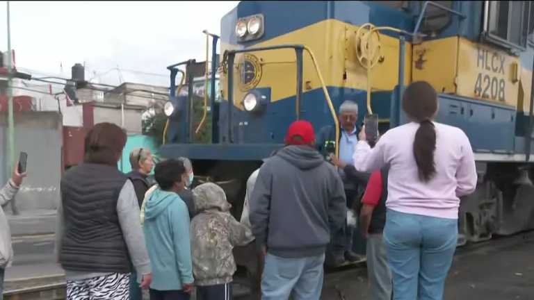 Vecinos de la colonia Ciudad Lago bloquean el paso del tren, a la altura de la avenida 602, como protesta por el nuevo derrame de combustible en las calles