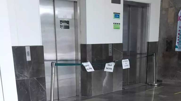 Derechohabientes del IMSS aseguran que desde el domingo 7 de julio han denunciado en medios sociales el mal estado de los elevadores en el Hospital General de Zona 2 Troncoso, en Iztacalco