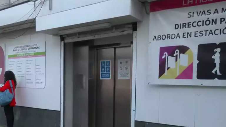 Tres personas, dos mujeres y un menor, quedaron atrapados en el elevador del Metro Isabe la Católica, en la Ciudad de México. No es la primera vez que falla. Todo quedó en un susto