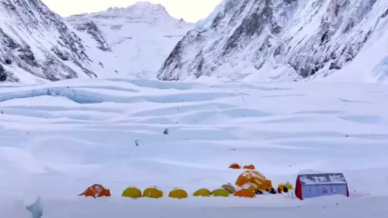 Una empresa china publicó un video tomado con un dron que muestra la ruta completa de ascenso al Monte Everest, en los Himalayas, considerada la más alta del planeta