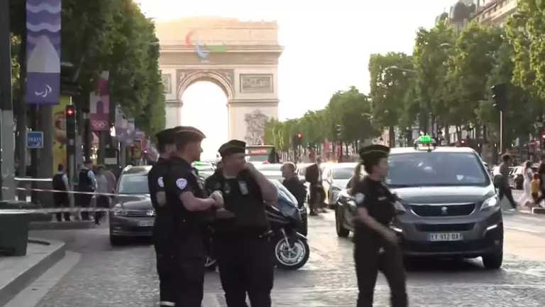 En París, Francia, un policía resultó herido al ser atacado con un cuchillo en los Campos Elíseos. El Ministerio del Interior informó que el atacante ya fue neutralizado por otros agentes