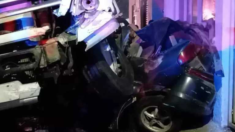 Un camión de transporte de personal embistió a un vehículo con una familia de seis integrantes en la Calle Emilio Porte Gil, Santa María Coronango.