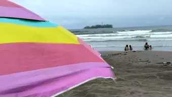 Foto: Foto: Vacacionistas Disfrutan de las Playas de Veracruz a Pesar de la Amenazante Lluvia