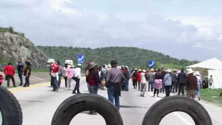 En el Edomex, un grupo de ejidatarios mantiene un bloqueo en la autopista Arco Norte, exigen el pago de sus tierras