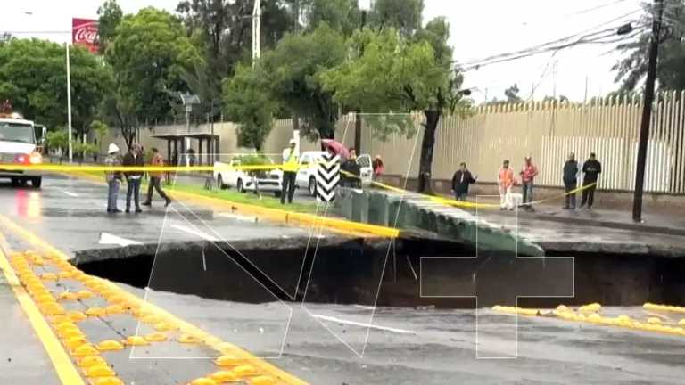 Se abrió un megasocavón de 10 metros de diámetro en la avenida Adolfo López Mateos, por el reblandecimiento del pavimento tras las intensas lluvias, en Zapopan, Jalisco. El tráfico en la zona se desquició