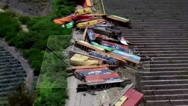 Un tren de carga se descarriló en el municipio de la Barca, en Jalisco, la pesada unidad perdió el control, por lo que decenas de contenedores que transportaba salieron proyectados