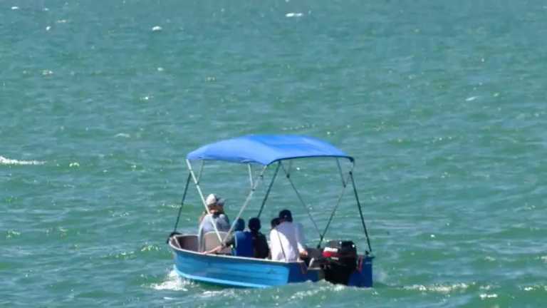 Un joven reportó al 911 que, al encontrarse cerca del muelle en Bahía de Kino, escuchó gritos de auxilio por lo que entró al mar y nadó tratando de encontrar a alguien, pero no fue posible