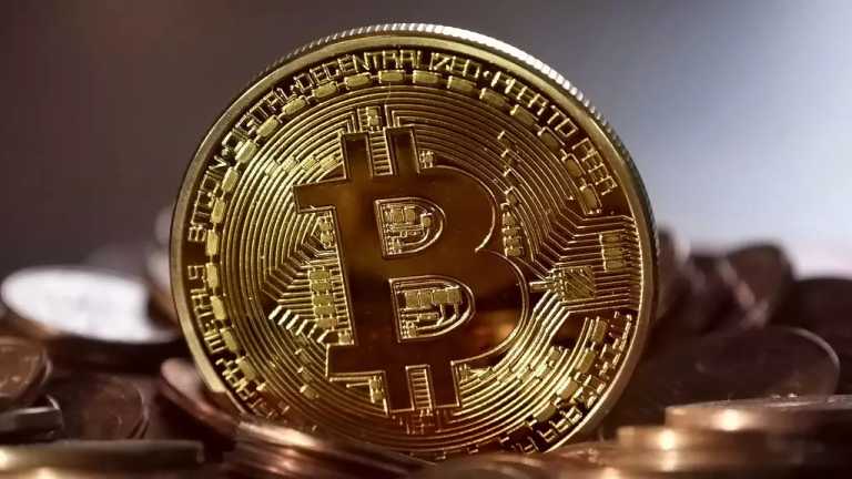 El precio del bitcoin se desplomó 12%, al venderse por debajo de los 60 mil dólares; de acuerdo con los expertos la caída se debe a la inestabilidad en Medio Oriente