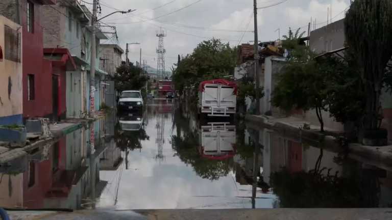 Doña Luz María, vecina de Culturas de México, en Chalco, compartió que perdió su taller de costura y no podrá entregar vestidos encargados. Como ella, muchos perdieron pertenencias en la inundación