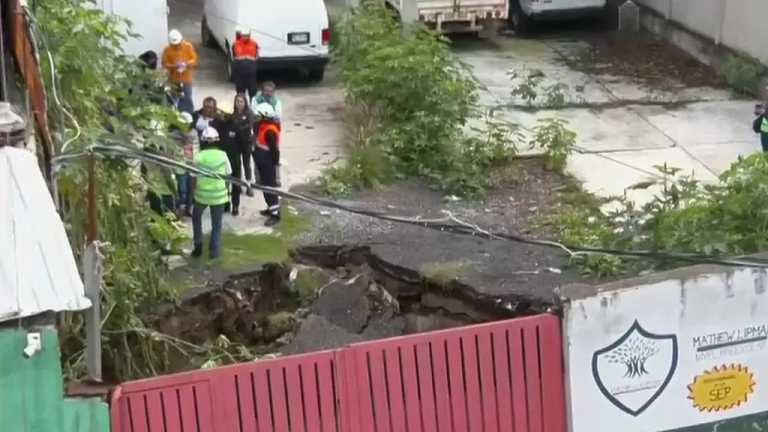 Myriam Urzúa, secretaria de Gestión Integral de Riesgos y PC CDMX, señaló que se realizará un estudio para saber hasta dónde llega el enorme socavón en la colonia Lomas de San Lorenzo