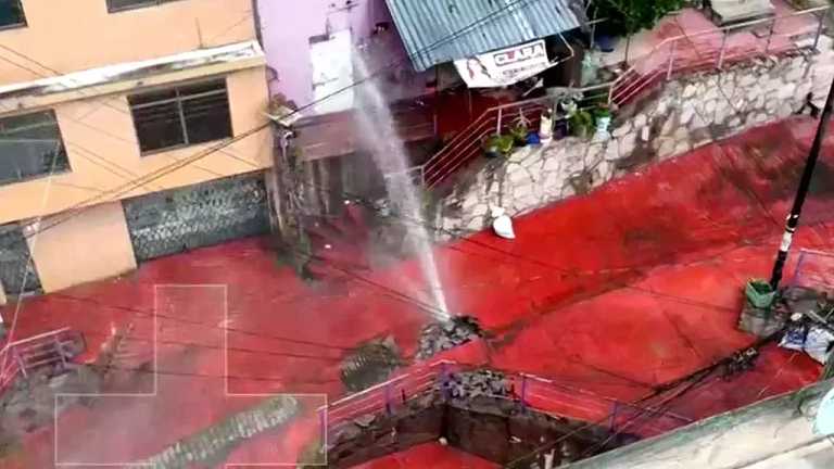 Una megafuga de agua alcanza una altura de diez metros de altura en la colonia Gabriel Hernández, de la GAM; vecina denuncia a N+ que la fuga había sido reportada desde hace 15 días