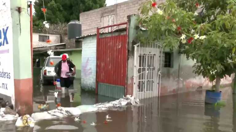 Este miércoles, 14 de agosto de 2024, se cumplen 13 días de que los vecinos de la colonia Culturas de México en Chalco, Edomex, están bajo aguas negras, piden ayuda de autoridades para sacar el agua