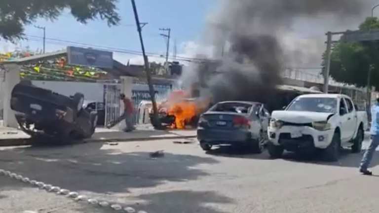 Por un presunto fraude millonario un grupo de afectados vandalizó e incendió vehículos de un lote de autos en el municipio de Tehuacán en Puebla.