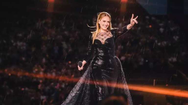 Adele anda de gira y en su último concierto en Múnich, Alemania, para calentar motores le mostró al público europeo como se hace una "ola" mexicana