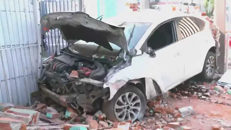 Un auto se impactó la madrugada de este viernes contra una vivienda en la colonia Ejército de Oriente, en Iztapalapa. Derribó una barda completa