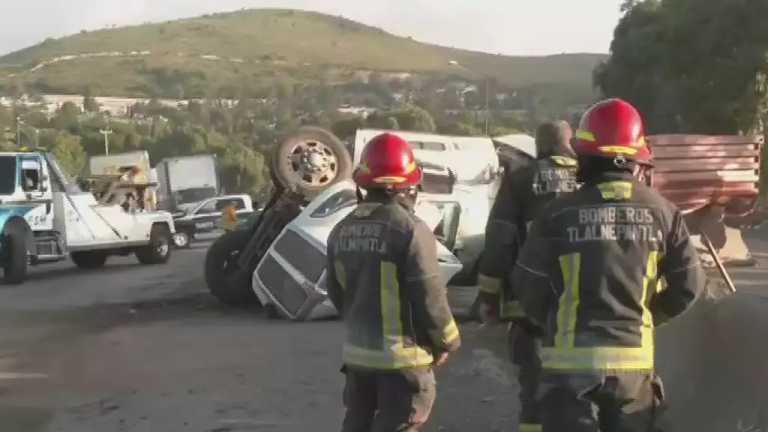 Un tráiler volcó en la avenida Jesús Reyes Heroles en Tlalnepantla, Edomex, lo que complica la vialidad en la zona, principalmente con dirección a la CDMX