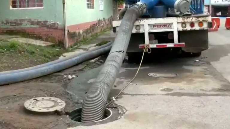 José Miguel Gutiérrez, alcalde de Chalco, informó que se realizan rebombeos para sacar el agua de la inundación. El colector Solidaridad está colapsado en 11 tramos. Mañana arranca el censo