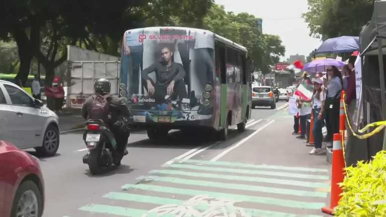 En Insurgentes Sur, a la altura de Miguel Ángel de Quevedo, frente de los Juzgados de Distritos de Amparo se realiza una manifestación. Los inconformes lanzan diversas consignas desde el camellón