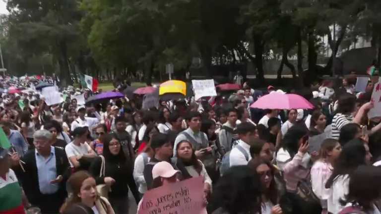 Estudiantes de la Facultad de Derecho de la UNAM marchan hacia el Consejo de la Judicatura para realizar un pronunciamiento pacífico para apoyar a los trabajadores del Poder Judicial