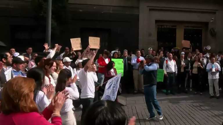 Al menos 200 trabajadores del Poder Judicial bloquean los accesos a la Suprema Corte de Justicia de la Nación (SCJN), en el centro de la Ciudad de México (CDMX)