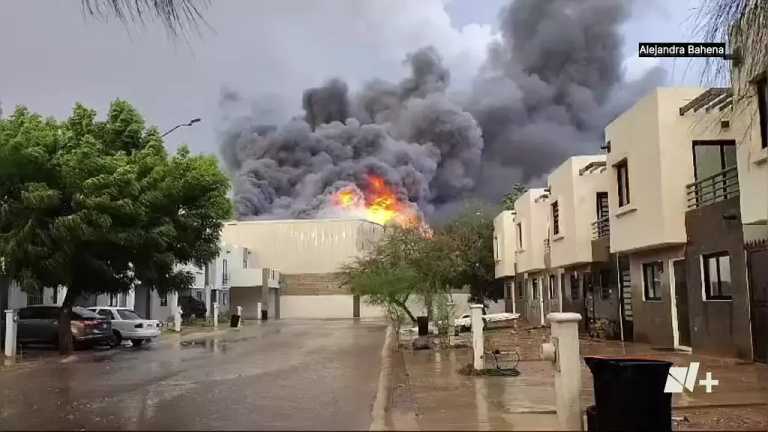 Bomberos combaten el incendio de una bodega en bulevar Quiroga y Luis Orcí, el cual se presume inició tras la caída de un rayo; hasta el momento no se ha confirmado si existen personas lesionadas.