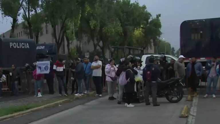 Un grupo de trabajadores del Poder Judicial cerró los accesos a la Cámara de Diputados. En la zona ya hay elementos Metropolitanos de la Secretaría de Seguridad Ciudadana