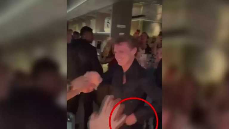 Luis Miguel fue captado en un restaurante de Ciudad Juárez, Chihuahua, al saludar a sus fans recordó que tenía puesto un anillo que parecía de matrimonio, el cual se quitó y guardó en su abrigo