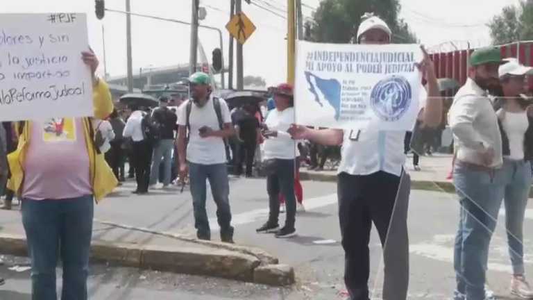 Un trabajador del Poder Judicial resultó lesionado durante enfrentamientos con manifestantes de izquierda. Se analiza la posibilidad de trasladar la protesta a la sede alterna en Magdalena Mixhuca