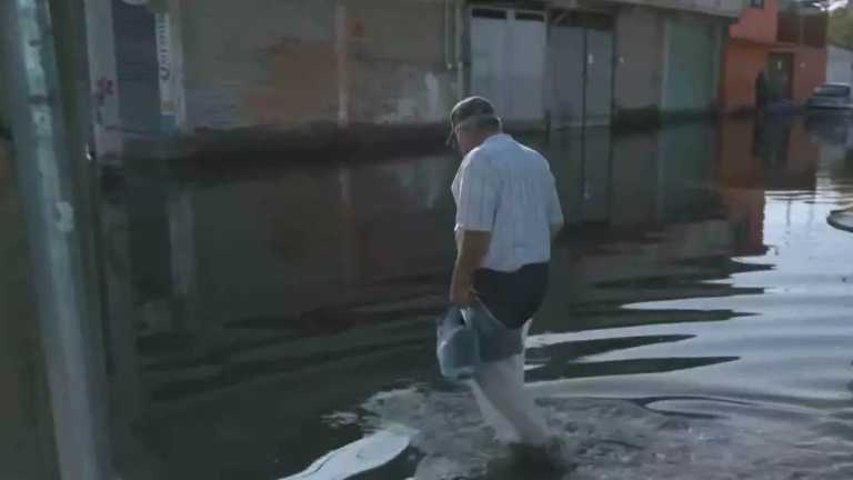 El señor Isidro Peralta perdió su tienda de abarrotes por las inundaciones en Chalco. Desde hace 30 años vive en la colonia Culturas de México y asegura que nunca había visto esos niveles de agua