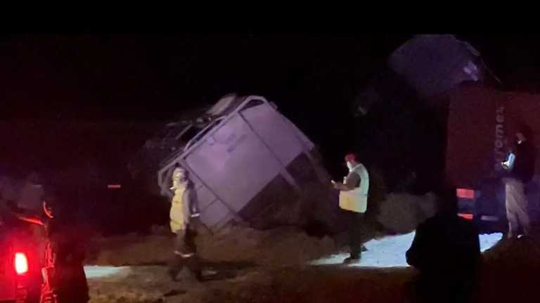 El accidente tuvo lugar en el kilómetro 302 de la carretera Ahumada-Ciudad Juárez, donde 22 vagones se descarrilaron, dejando a 10 migrantes gravemente heridos.